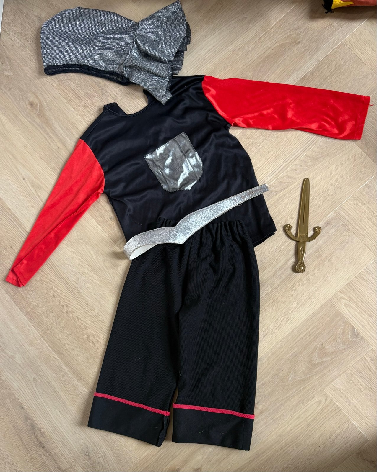 Ridder verkleedpak met zwaard en muts, Ophalen of Verzenden, Gebruikt, 122 t/m 128, Jongen