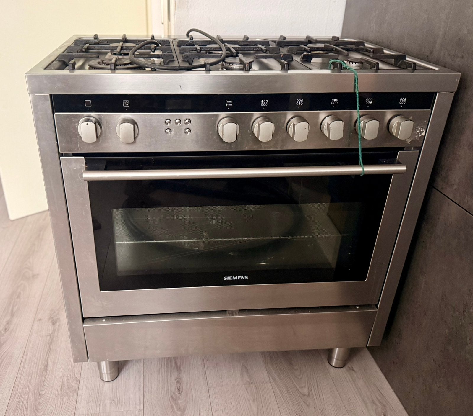 Siemens 6 pit gasfornuis (gereserveerd), Ophalen, 4 kookzones, Zo goed als nieuw, Gas