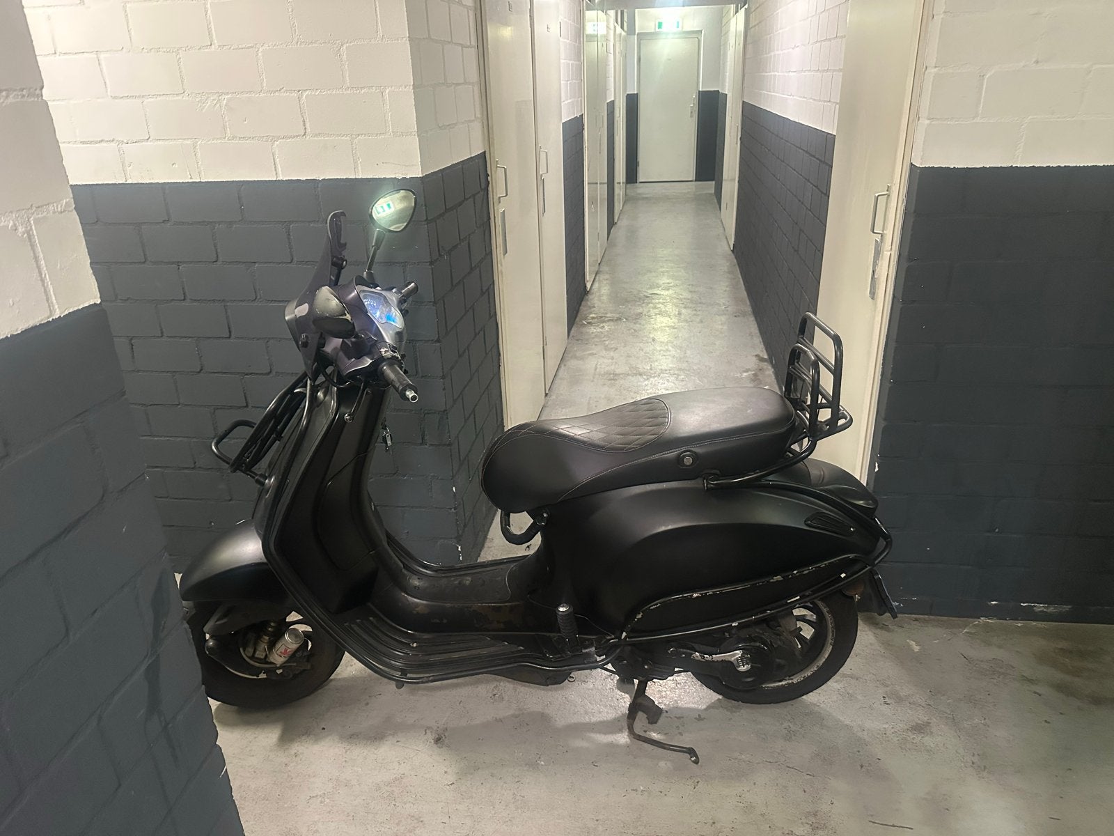 Foto 4 van Matzwarte Vespa LXV Scooter - Zo goed als nieuw
