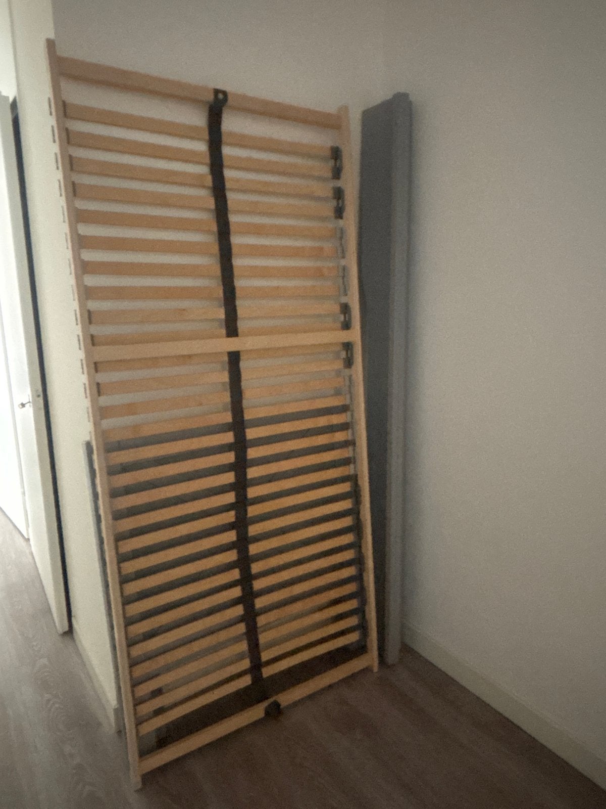 Eenpersoonsbed grijs met lattenbodem, Ophalen, Gebruikt, 90 cm, Eenpersoons