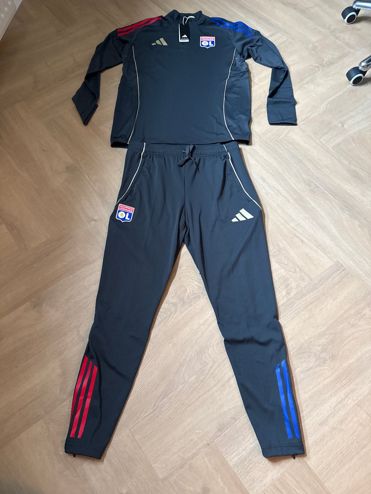 Nieuw! Origineel Adidas Olympique Lyon Trainingspak Maat L, Maat L, Ophalen of Verzenden, Nieuw, Trainingspak