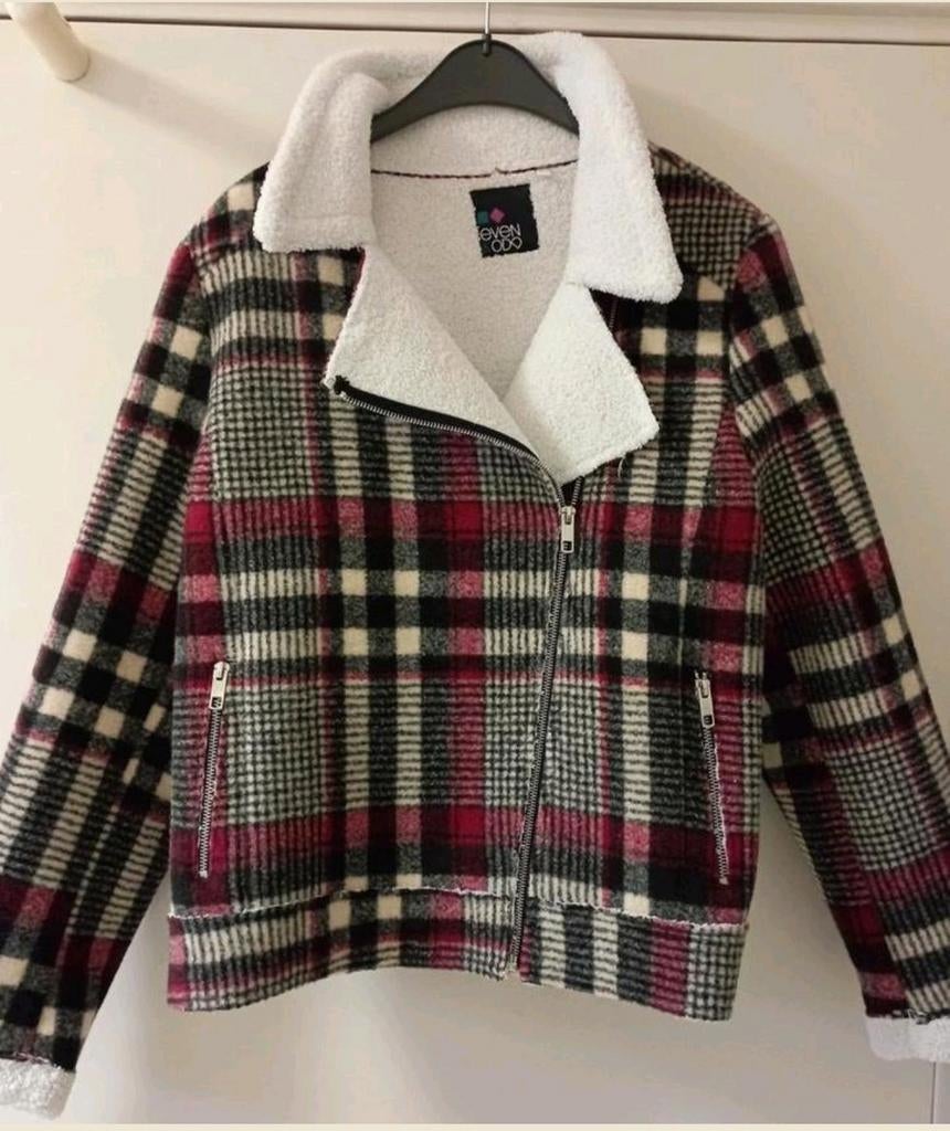 Nieuwe jas Even&Odd
Lekkere warme jas valt als 42/44, Kleding | Dames, Jassen | Winter, Ophalen of Verzenden, Nieuw, Maat 42/44 (L)
