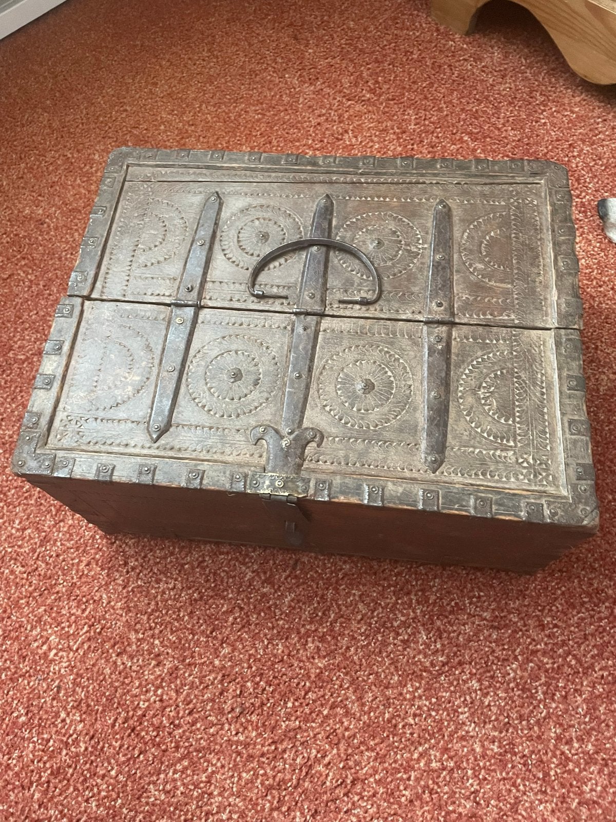 Antieke houten kist met metalen beslag, Ophalen of Verzenden