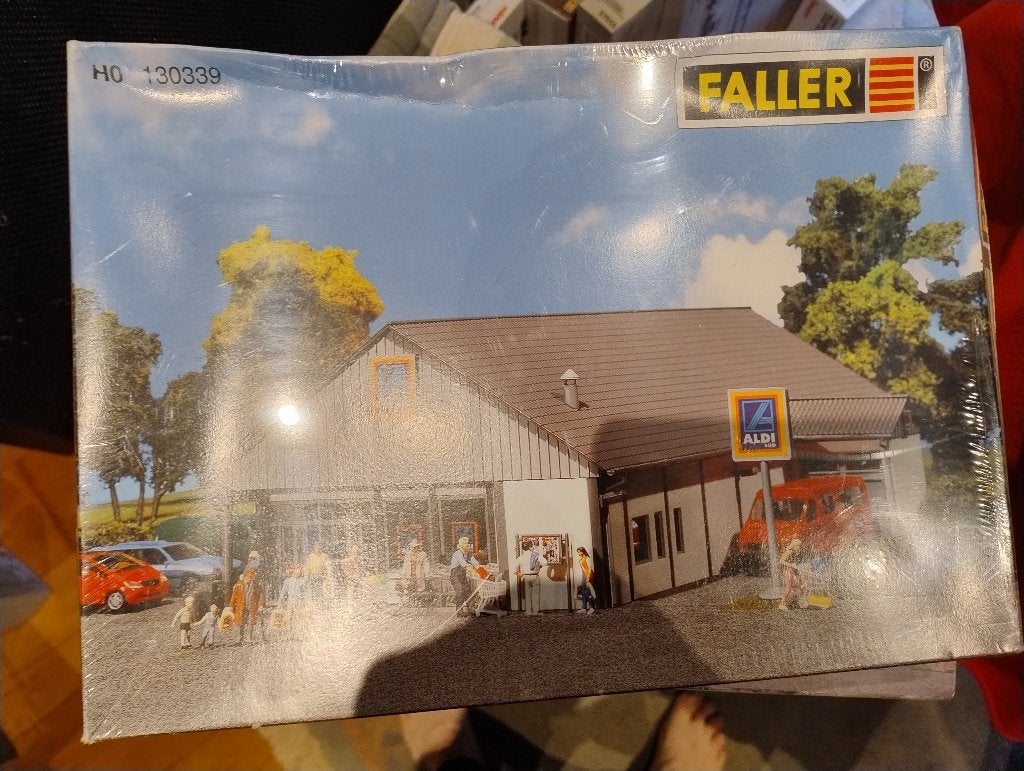 Faller 130339 – ALDI supermarkt (H0), Hobby en Vrije tijd, Modeltreinen | H0, Overige merken, Gelijkstroom of Wisselstroom, Brug, Tunnel of Gebouw