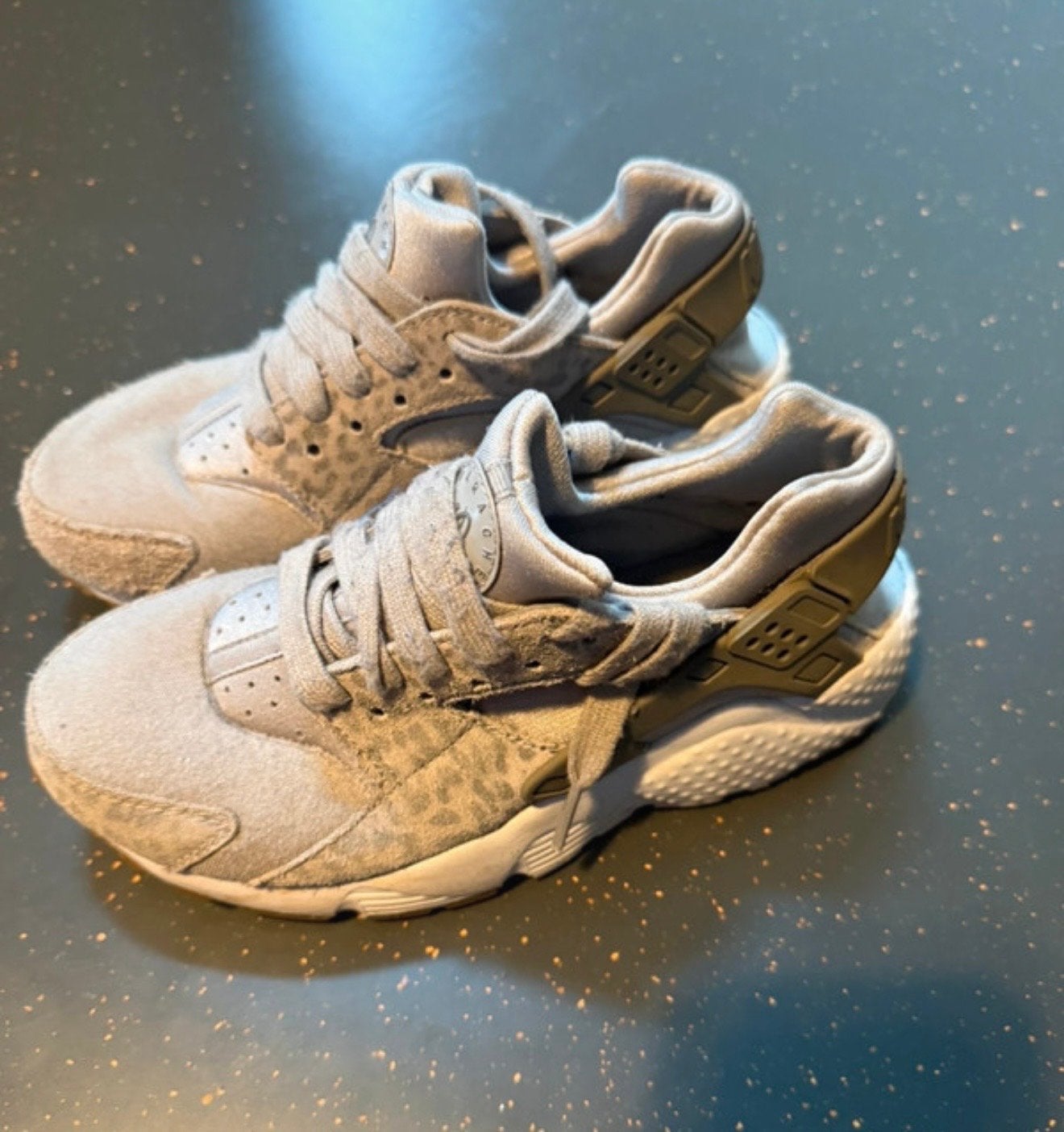 Nike Huarache - Maat 36, Ophalen of Verzenden, Zo goed als nieuw, Grijs, Sneakers of Gympen