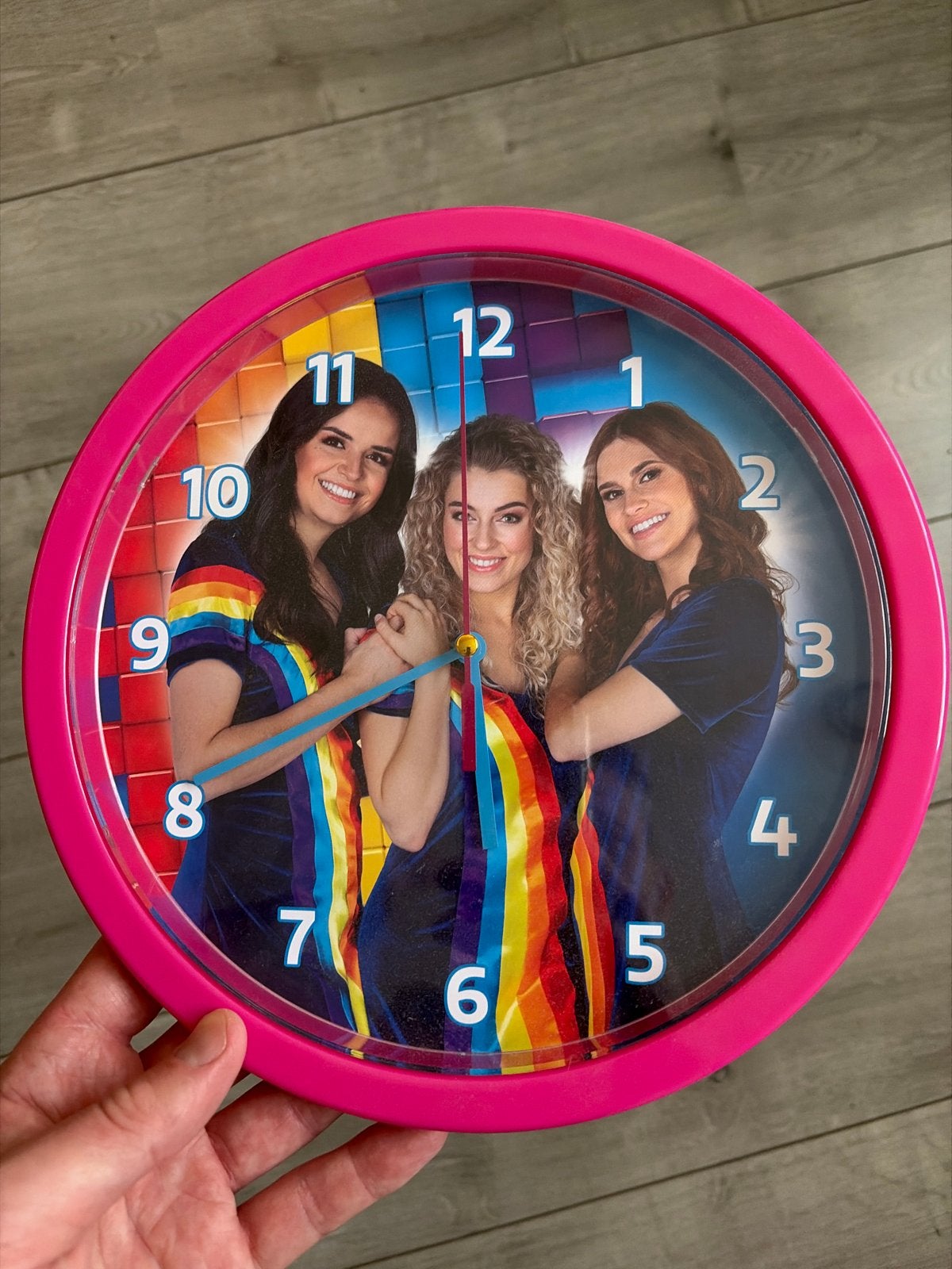K3 Wandklok - Roze met K3-afbeelding, Huis en Inrichting, Analoog, Werkt op batterijen, Ophalen of Verzenden, Roze