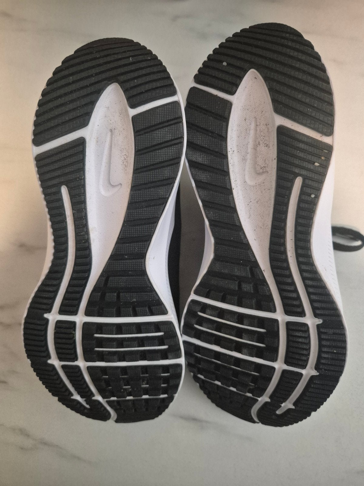 Nike hardloopschoenen zwart met goud, Ophalen, Jongen of Meisje, Zo goed als nieuw, Nike