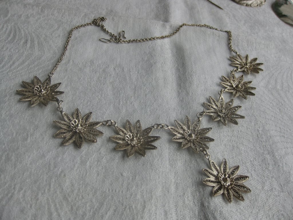 Erg mooi kettinkje met 8 filigrein bloemetjes., Ophalen of Verzenden, Zilver, Ketting