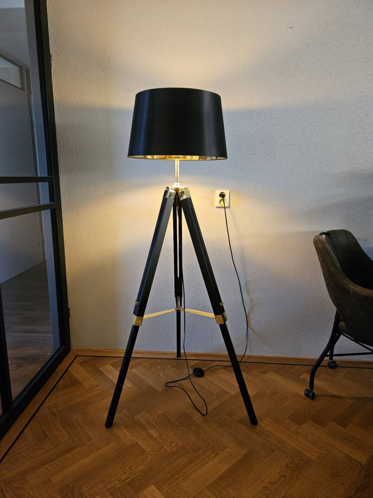 Zwarte Driepoot vloerlamp, Huis en Inrichting, Lampen | Vloerlampen, Ophalen, Zo goed als nieuw, 150 tot 200 cm