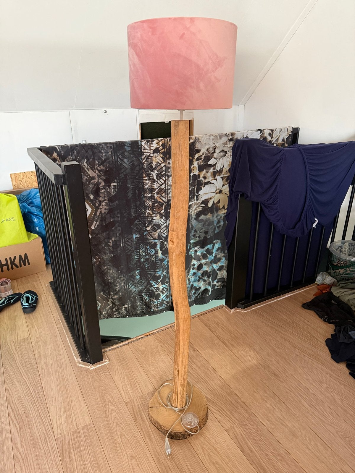Unieke staande lamp met houten stam en roze kap, Ophalen, Gebruikt, Hout, 150 tot 200 cm