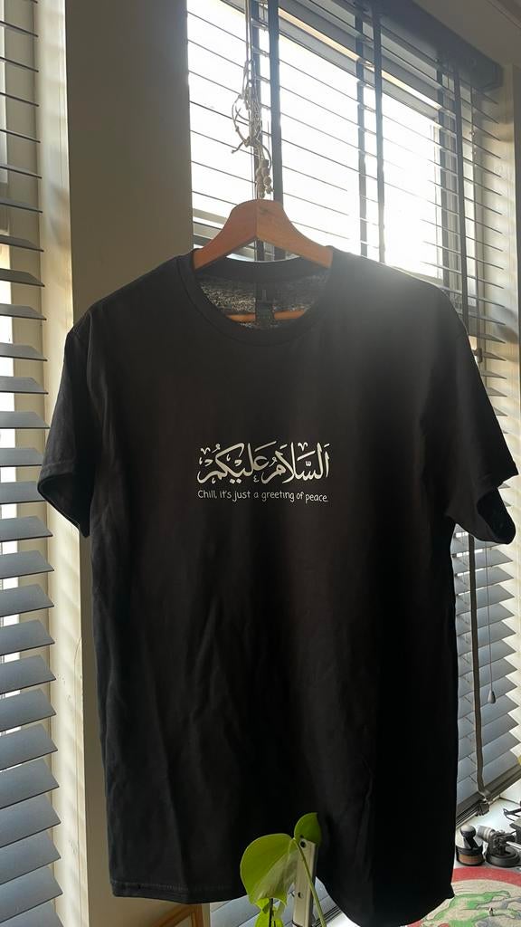 Handgemaakt T-shirt met Arabische Tekst - Zwart, Kleding | Heren, Ophalen of Verzenden, Nieuw, Overige maten, Zwart