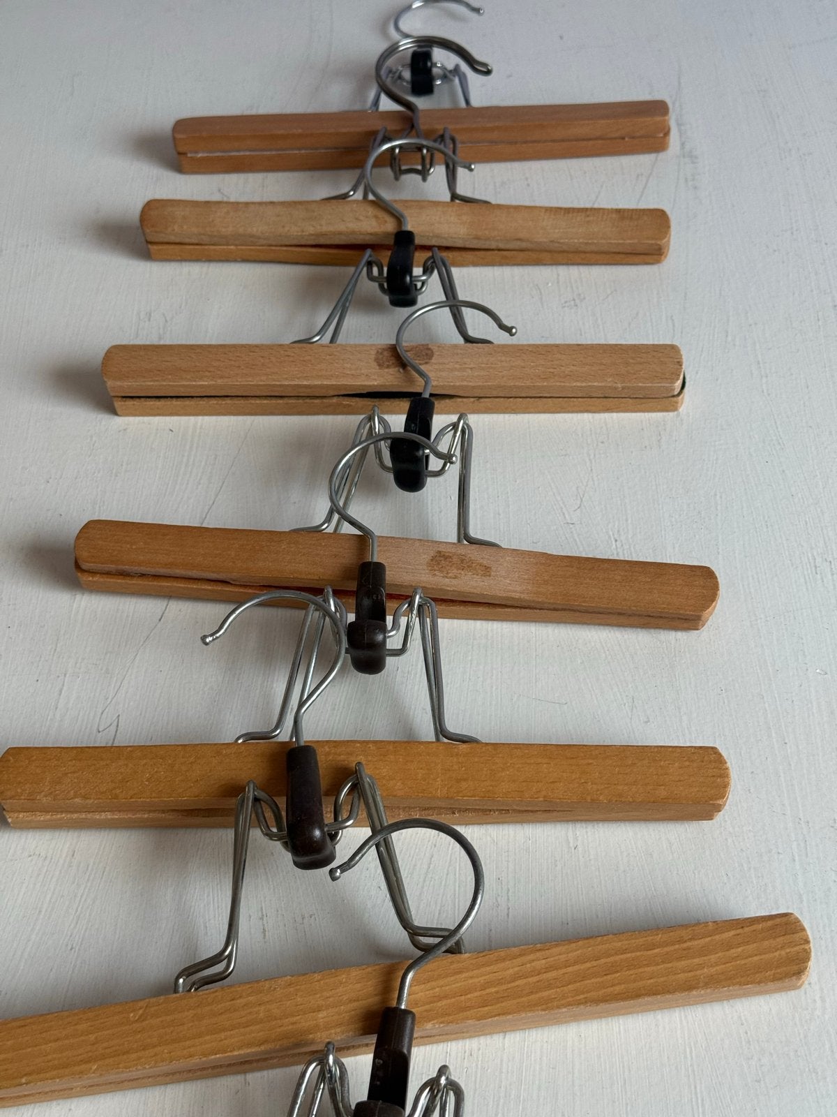 Houten kledinghangers en broekhangers - Diverse sets, Ophalen, Gebruikt, Hout, Kinderen en Volwassenen