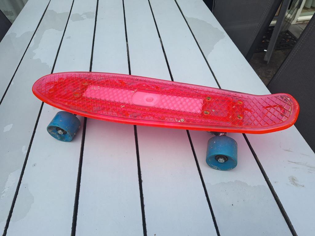Roze Skateboard / Pennyboard met Blauwe Wielen, Ophalen of Verzenden, Gebruikt, Skateboard