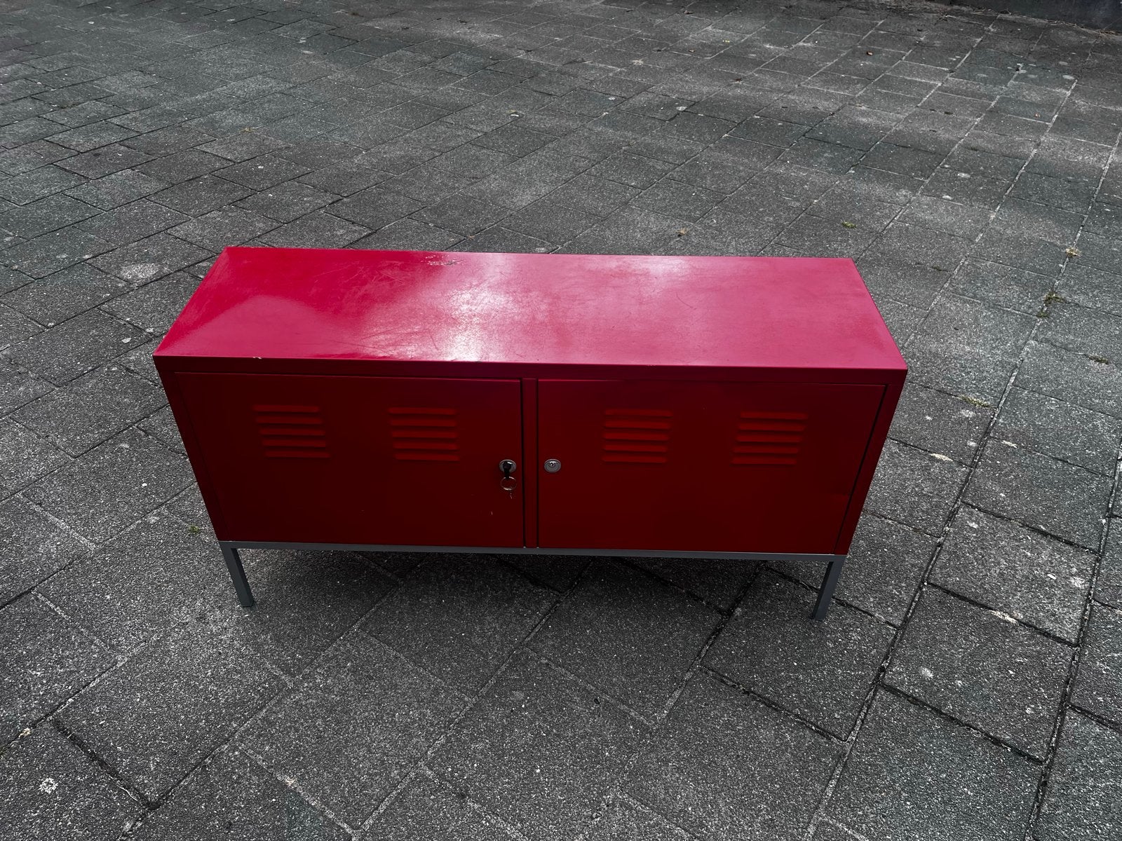 Rood Stalen TV Meubel met Opbergruimte, Huis en Inrichting, Kasten | Televisiemeubels, Gebruikt, 100 tot 150 cm, Ophalen of Verzenden