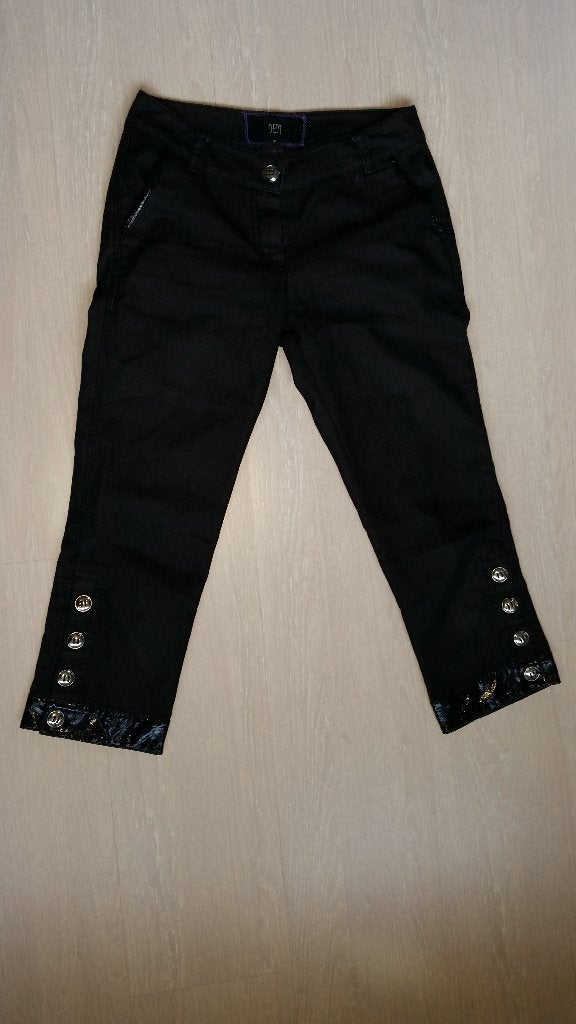 Nieuw, zwarte broek met lak, mt xs, merk dept. Taille 35 cm, Kort, Zwart, Nieuw, Ophalen of Verzenden