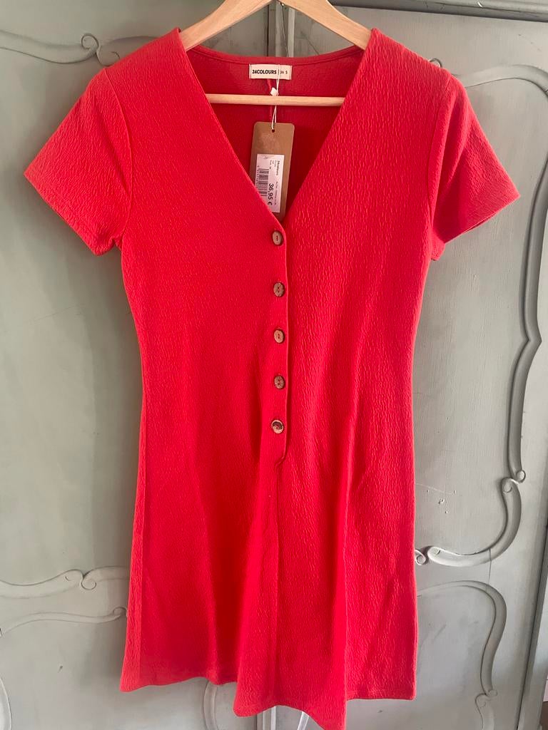 24colours Koraalrode Jurk met Knopen - Maat S, Kleding | Dames, Nieuw, Ophalen of Verzenden, Maat 36 (S), Boven de knie