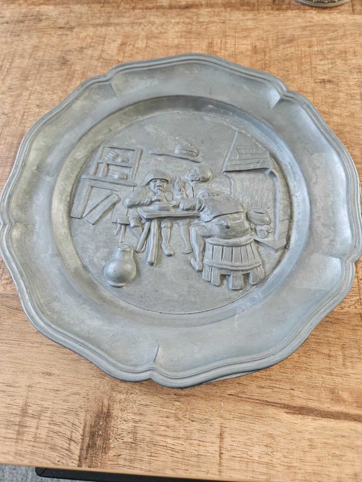 Prachtig vintage tinnen wandbord / sierbord met reliëf (Herb, Antiek en Kunst, Antiek | Tin, Ophalen