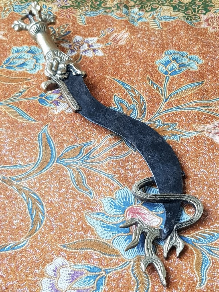 Mooi oud Oosters ceremonieel mes van brons en ijzer 36,6 cm., Ritueel object, Handgemaakt, Ophalen of Verzenden, Meerkleurig