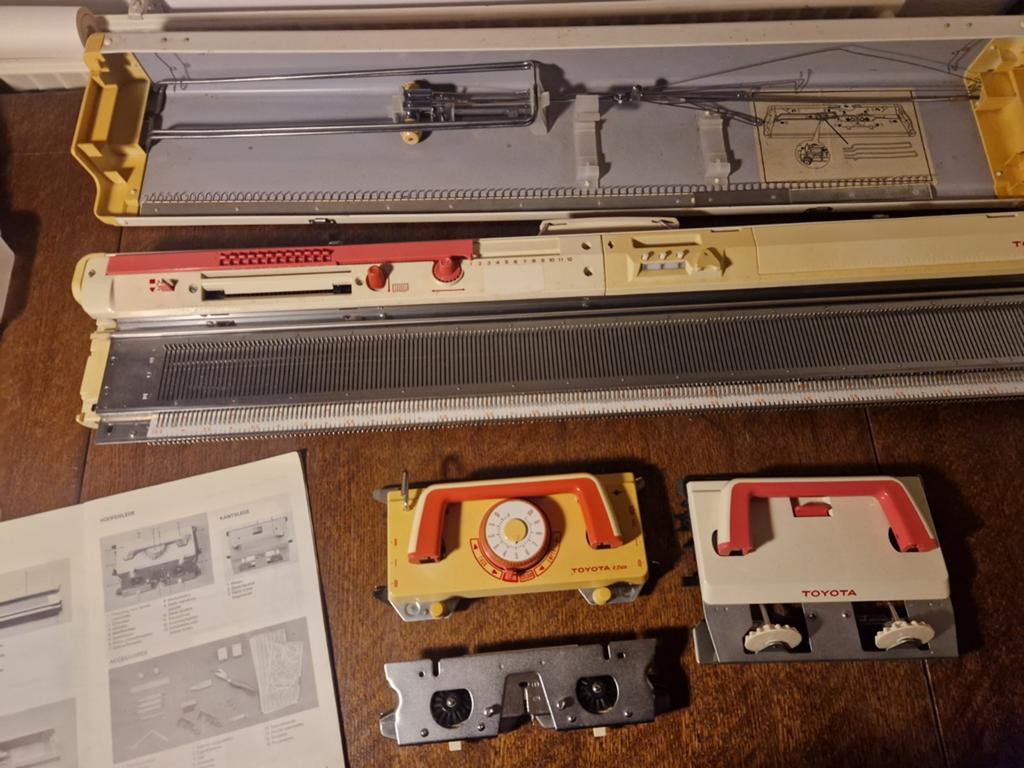 Toyota KS858 2 stuks, Hobby en Vrije tijd, Breien en Haken, Ophalen, Gebruikt, Breien of Haken, Machine