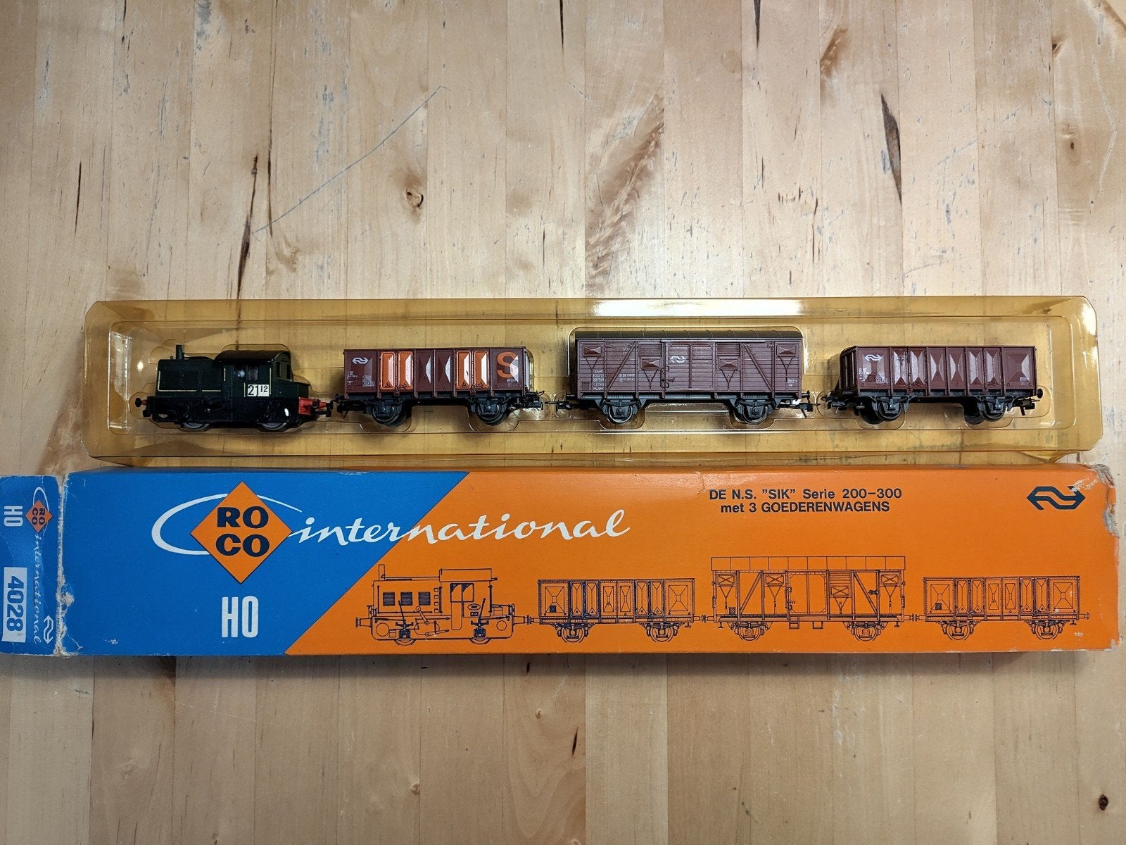 Roco 4028 NS "Sik" Serie 200-300 met 3 wagons, Gelijkstroom, Analoog, Ophalen of Verzenden, Roco