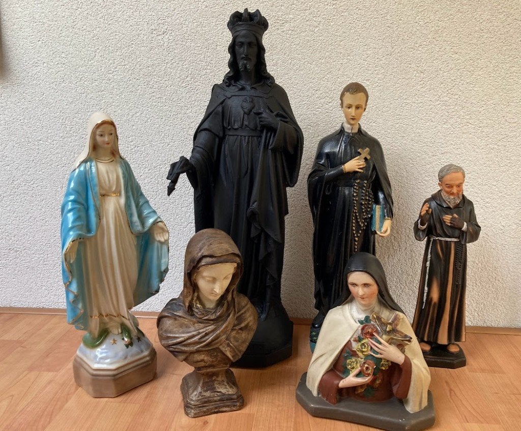 Verzameling van 6 Heiligbeelden+ 6 Rozenkransen. 100 euro, Ophalen