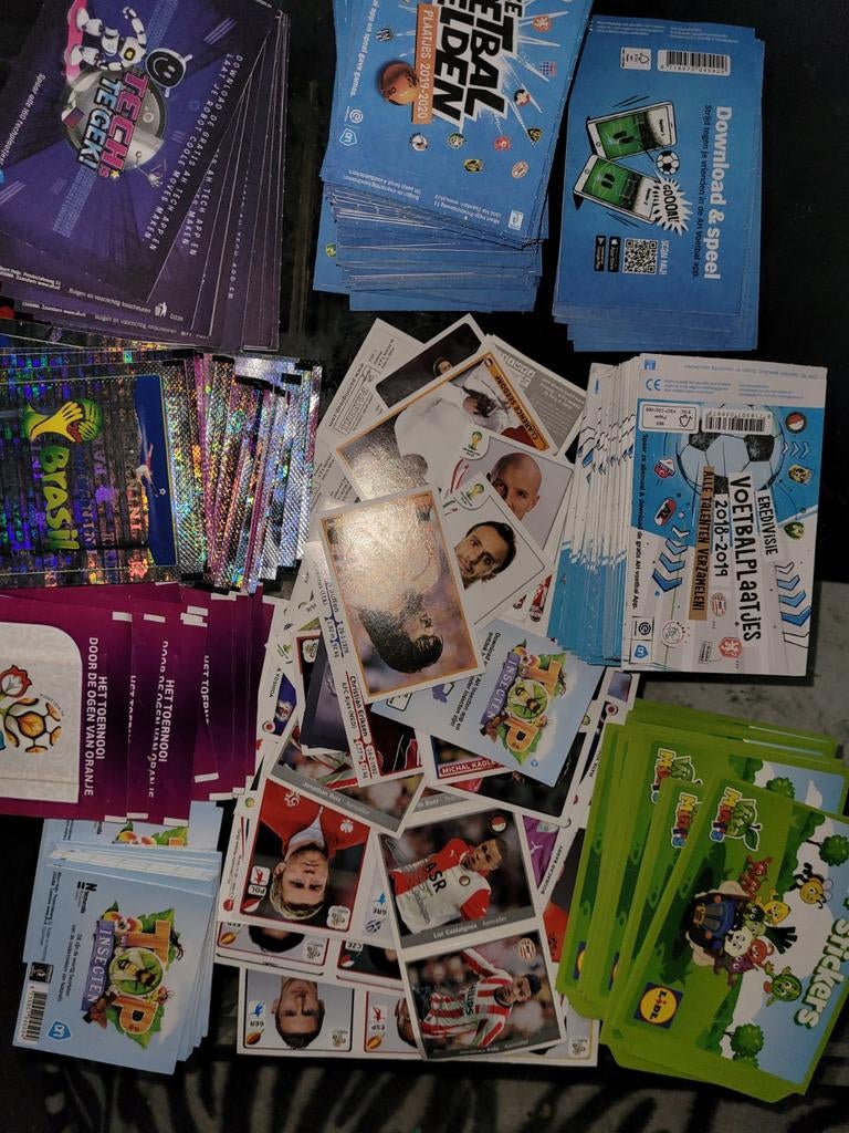 Voetbalplaatjes en stickers van diverse toernooien, Ophalen of Verzenden, Meerdere stickers