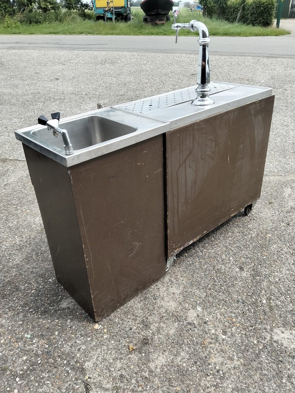 Mobiele bar met tap, gootsteen en koeling, Ophalen