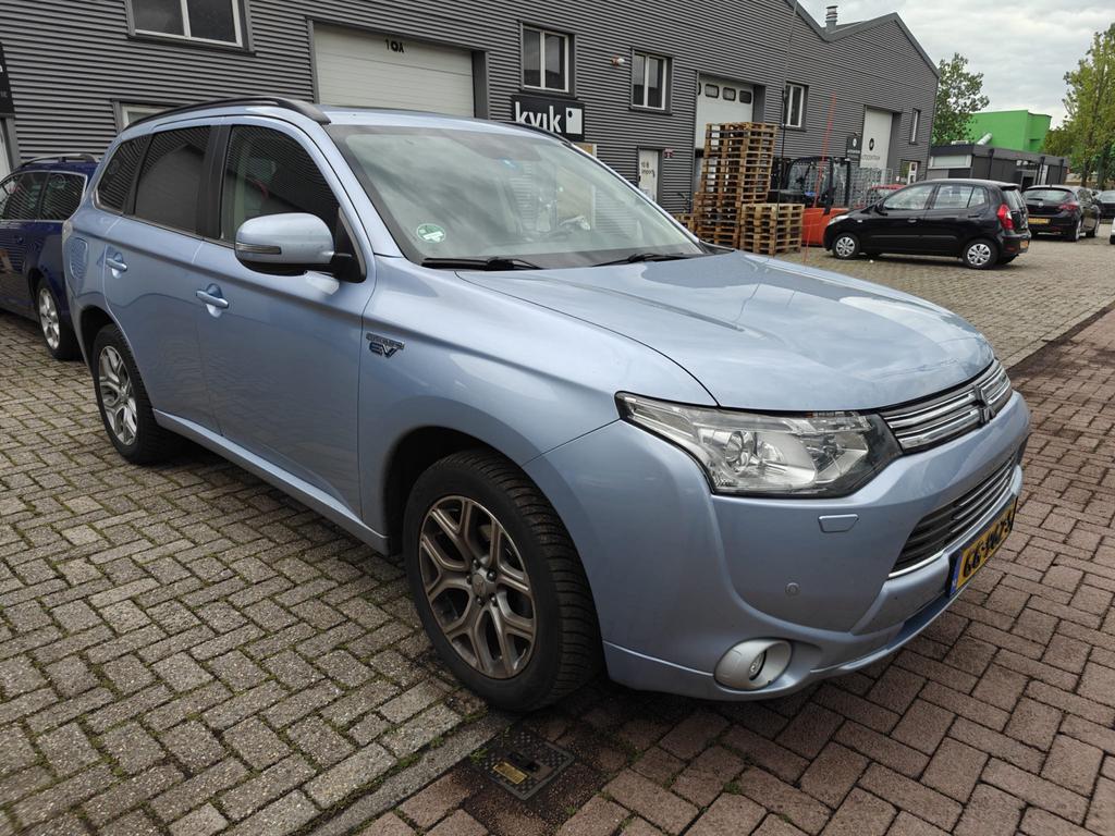 Mitsubishi Outlander 2.0 Dohc Mivec Phev 203pk 4WD CVT 5P, Auto's, Mitsubishi, Outlander, Zwart, 4 cilinders, Blauw