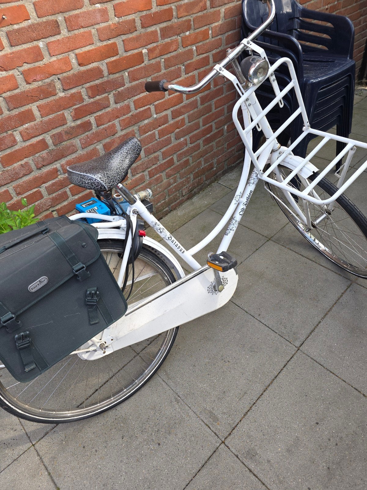 Witte oma fiets met voordrager en fietstassen, Overige merken, Velgrem, Ophalen of Verzenden, 53 tot 56 cm