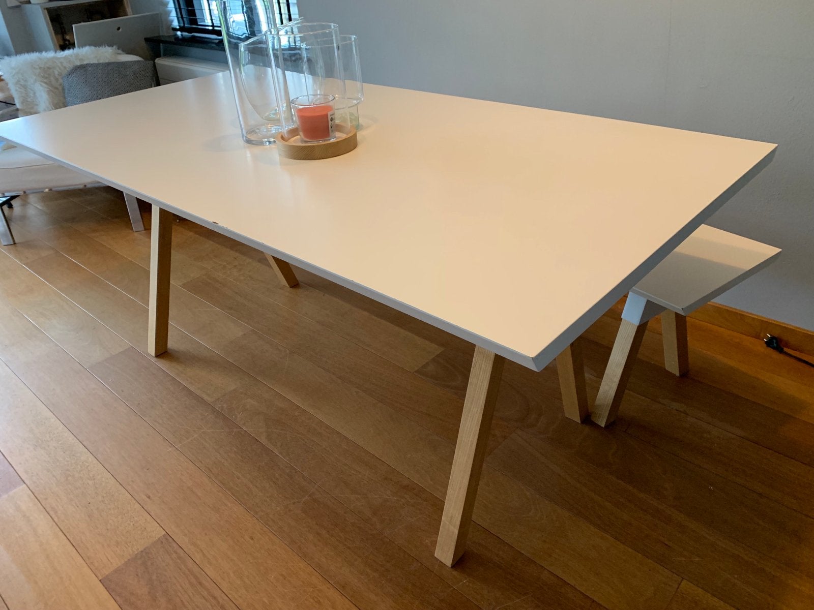 Witte eettafel met houten poten en bijpassende bank, Ophalen, Gebruikt, 50 tot 100 cm, 150 tot 200 cm