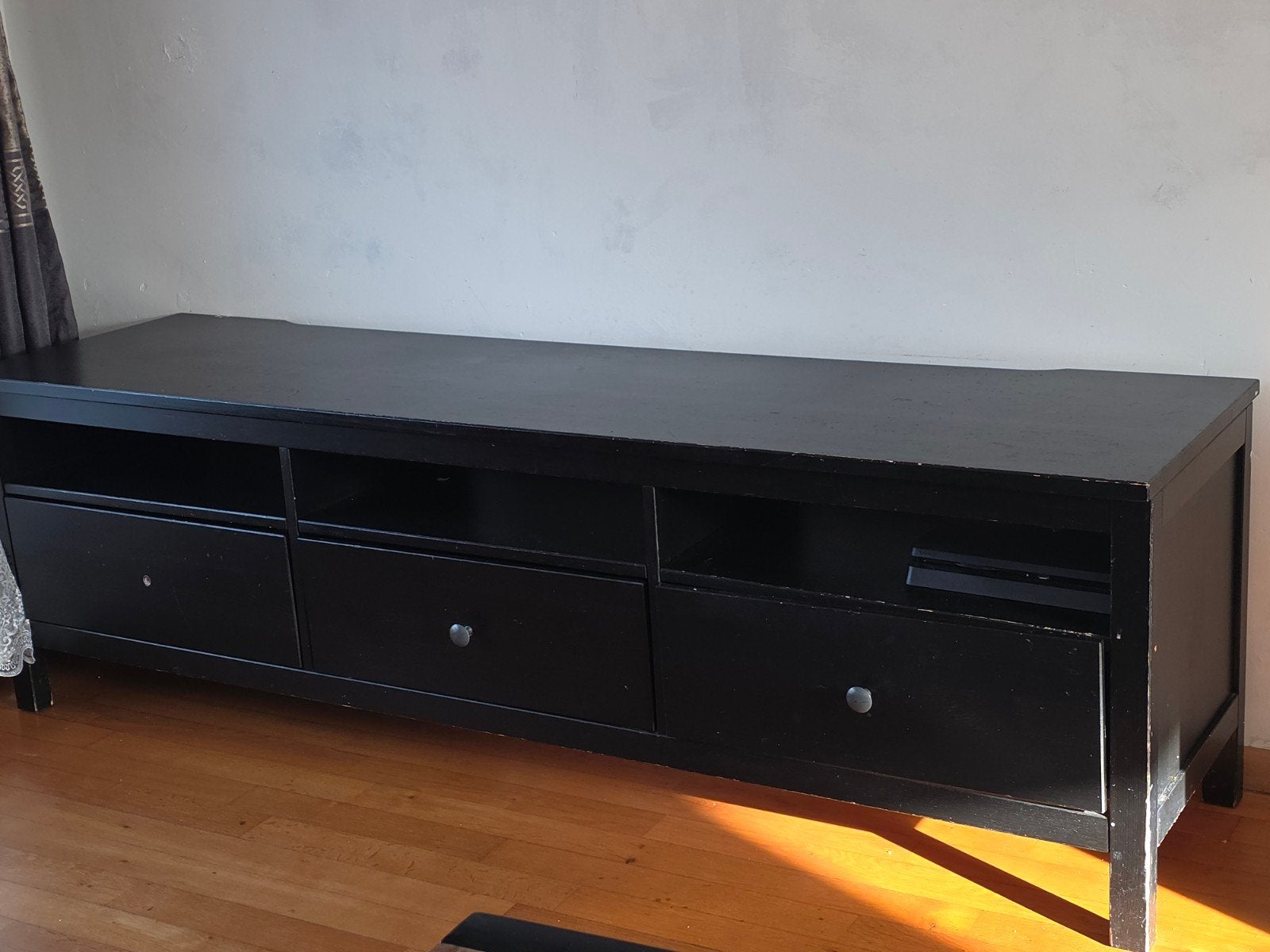 Zwart tv-meubel met lades en open vakken, Gebruikt, 150 tot 200 cm, Ophalen of Verzenden, Minder dan 100 cm