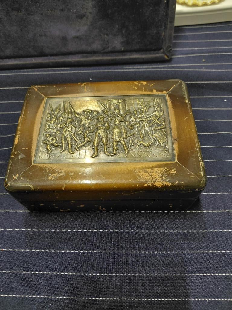 Antieke sigarettendois met verzilverde nachtwacht, Verzamelen, Rookartikelen, Aanstekers en Luciferdoosjes, Ophalen of Verzenden
