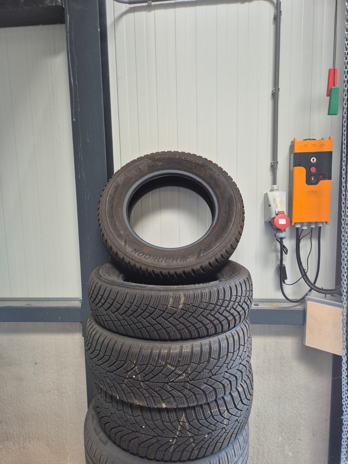 2 Winterbanden 175/70R14 - Hankook Winter i*cept, Auto-onderdelen, Banden en Velgen, Ophalen, 14 inch, Gebruikt, 175 mm
