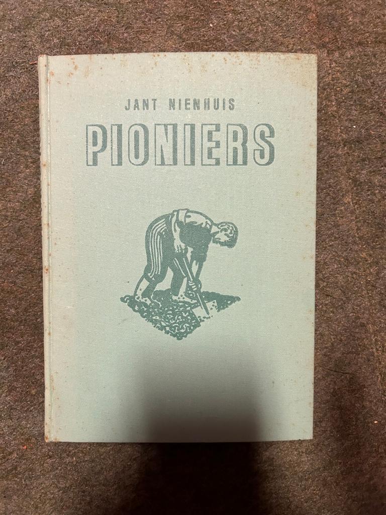 Pioniers - Jant Nienhuis (Vintage Boek), Ophalen of Verzenden, Gelezen, Nederland