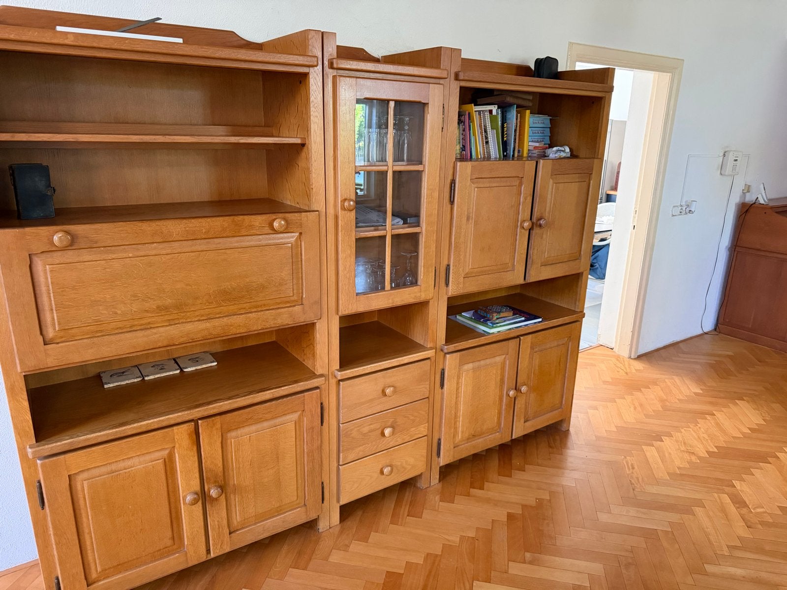 Eikenhouten wandmeubel met vitrine en bureau, Ophalen, Gebruikt, Eikenhout, 200 cm of meer