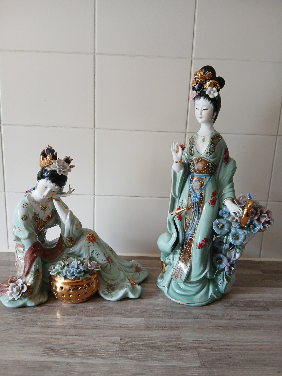 Twee Chinese porseleinen beelden van vrouwen, Handgemaakt, Ophalen of Verzenden, 20 - 50 cm, Steen of Keramiek
