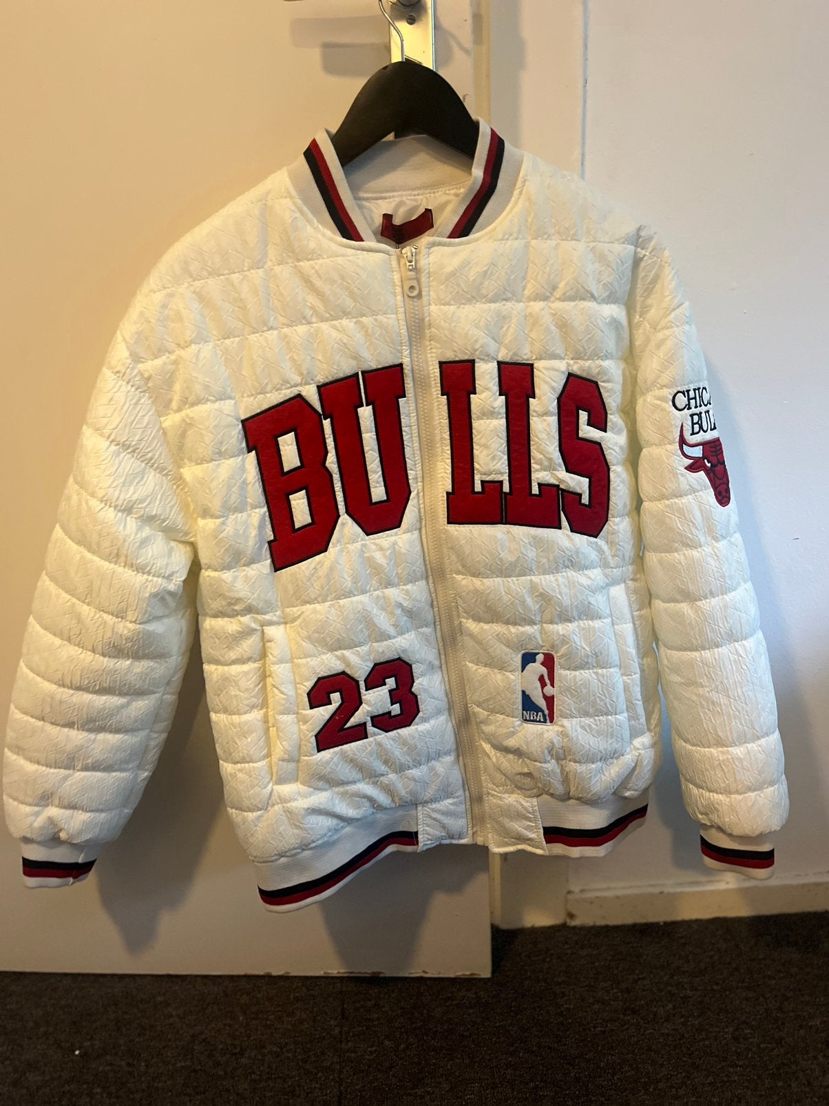Nieuw Chicago Bulls Bomberjack - Heren Medium, Ophalen of Verzenden, Nieuw, Maat 48/50 (M), Wit