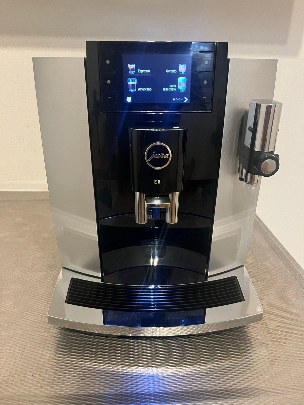 Jura E8 Koffiemachine - complete onderhouds beurt gehad, Afneembaar waterreservoir, 10 kopjes of meer, Koffiemachine, Zo goed als nieuw