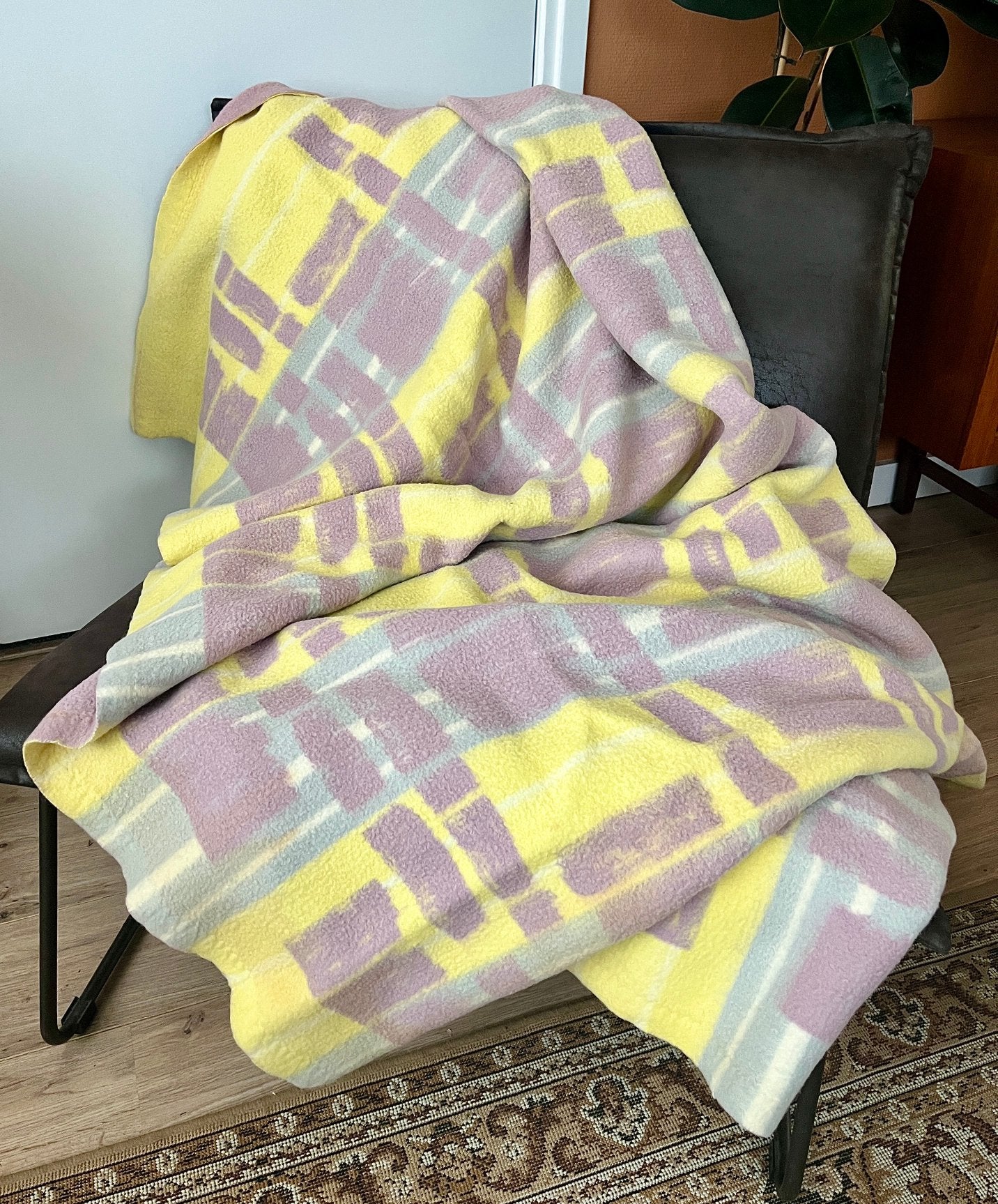 Grote vintage wollen deken in pastel geel en lila, Huis en Inrichting, Woonaccessoires | Plaids en Woondekens, Ophalen, Zo goed als nieuw
