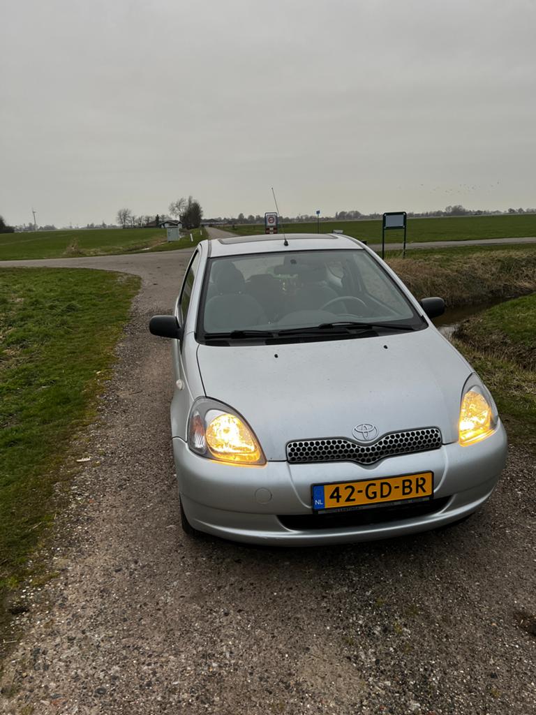 Toyota Yaris 1.3 16V 3DR Linea SOL AUT 2000 Grijs, 1299 cc, 15 km/l, 31 €/maand, 4 cilinders