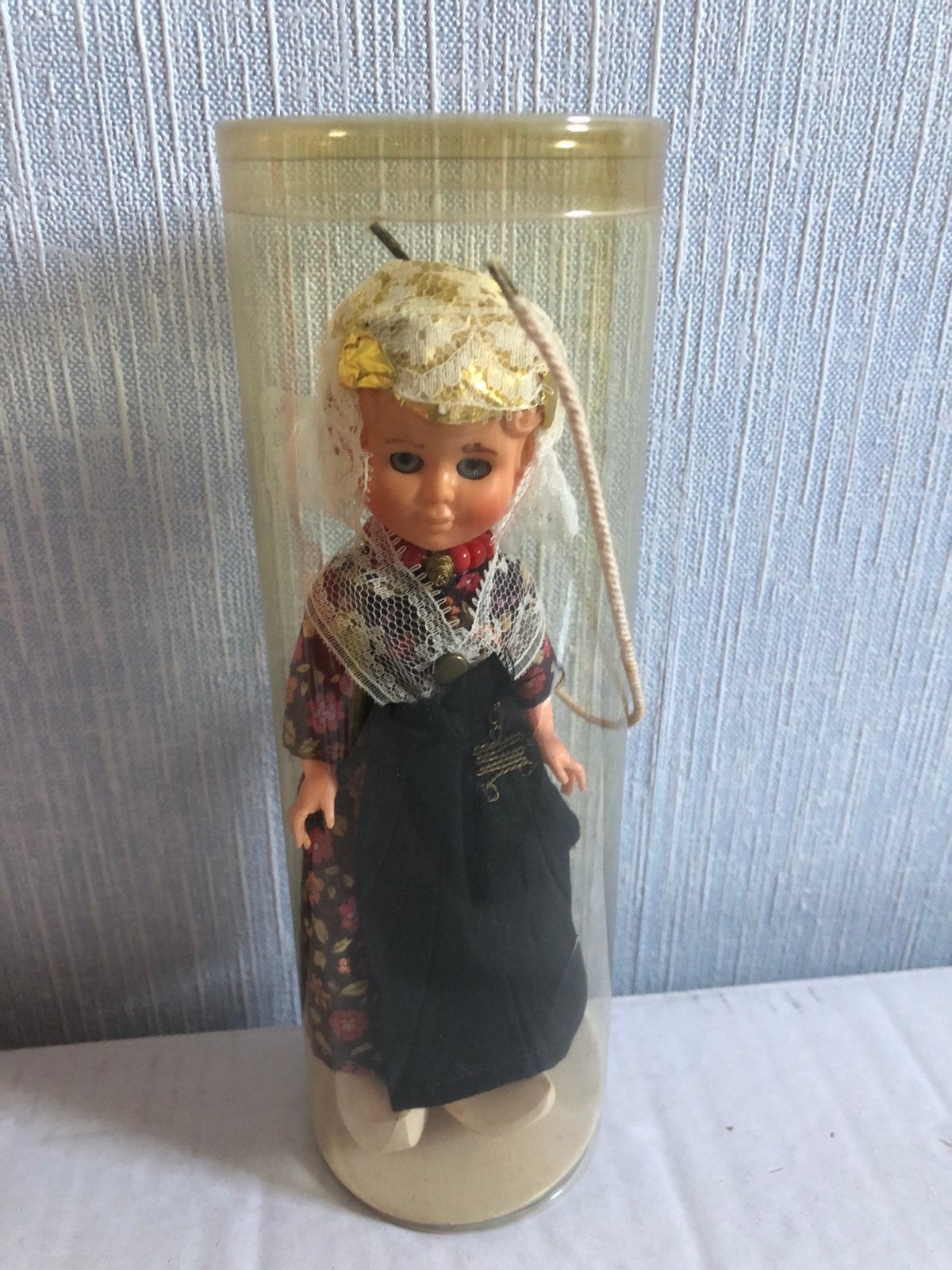 Vintage pop in klederdracht uit Nederland in koker, Verzamelen, Poppen, Ophalen of Verzenden, Gebruikt, Pop