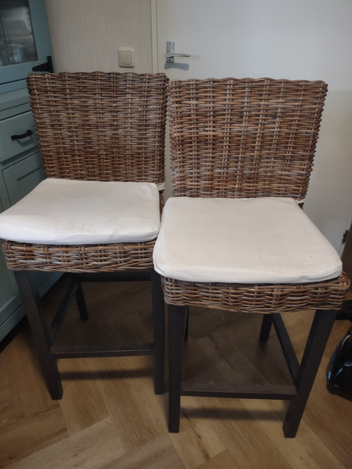 Teak houten bartafel met 4 rieten barkrukken, Ophalen, Gebruikt, Hout, 90 cm of meer