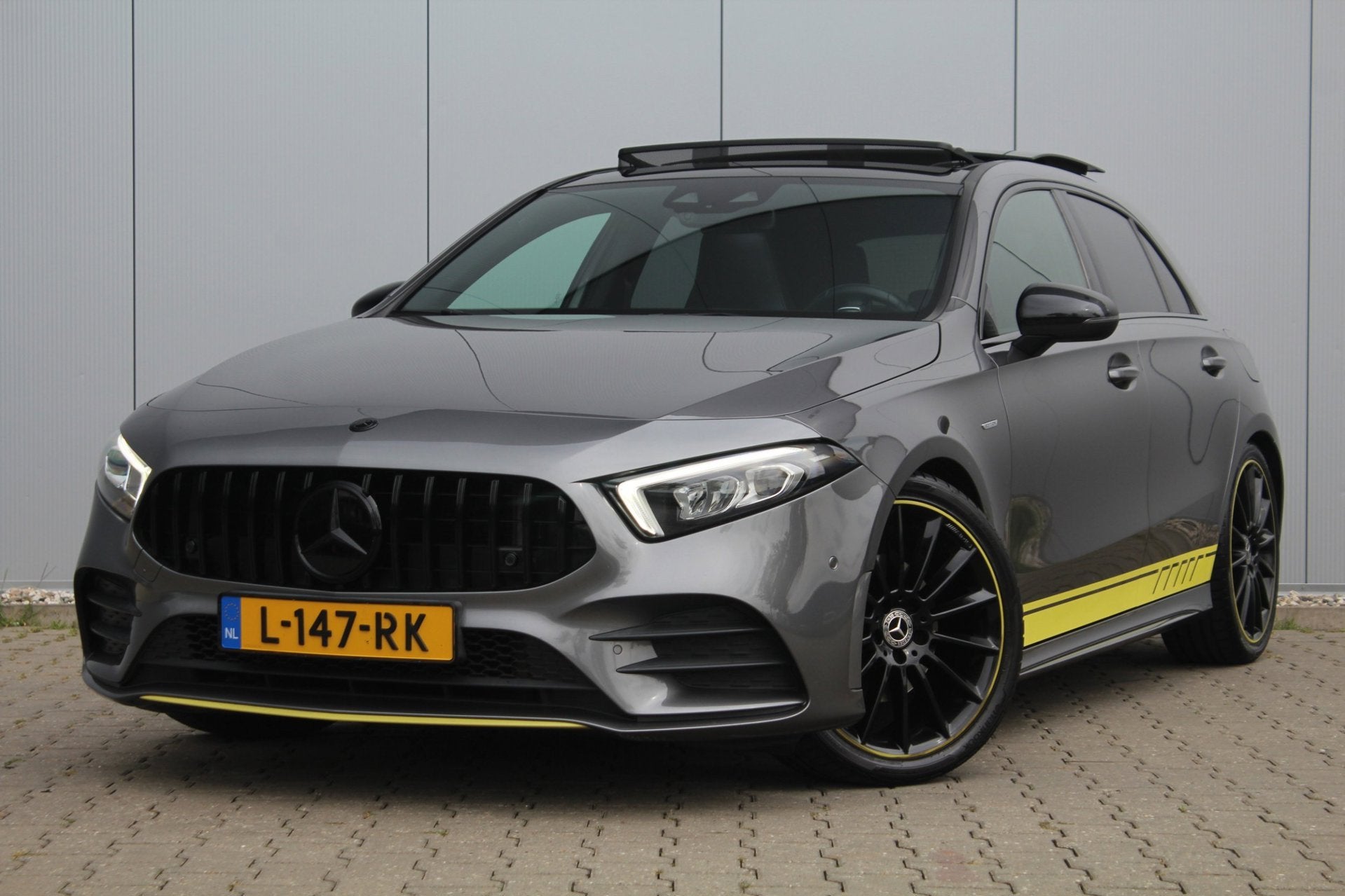 Mercedes-Benz A-klasse 200 AMG / Night pakket Edition | Pano, Auto's, Dealer onderhouden, Gebruikt, 4 cilinders, Bedrijf