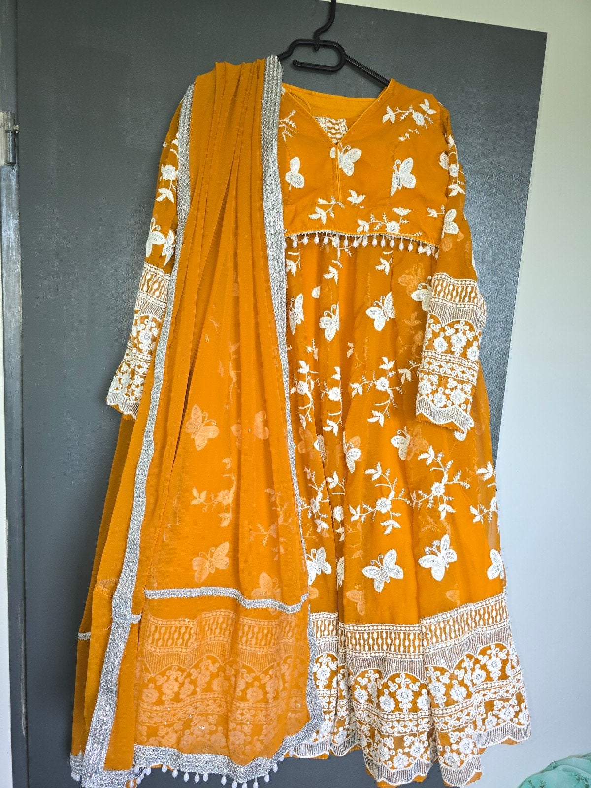 Nieuwe prachtige Indiase/Pakistaanse jurk met vlinderborduur, Kleding | Dames, Jurken, Oranje, Ophalen of Verzenden, Maat 36 (S)