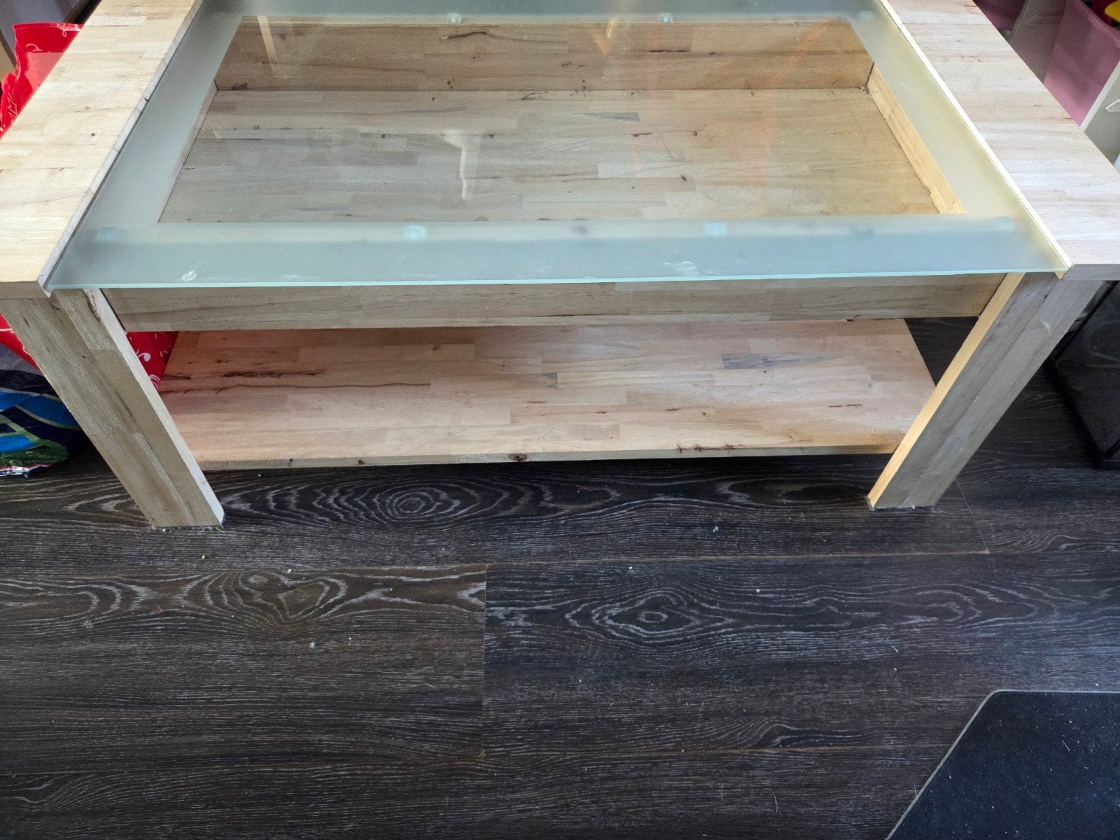 Salontafel met glazen blad en houten onderstel, Huis en Inrichting, Ophalen, Gebruikt, 100 tot 150 cm, Overige houtsoorten