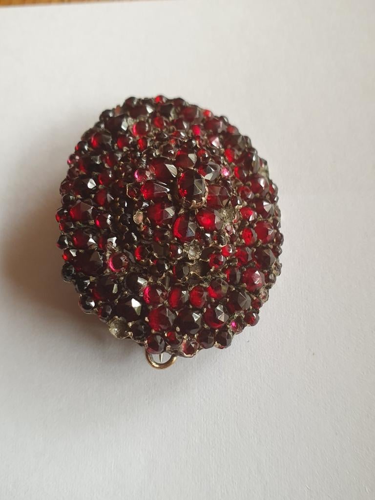 Antieke zilveren broche met granaat steentjes, Overige materialen, Gebruikt, Minder dan 4 cm, Ophalen of Verzenden
