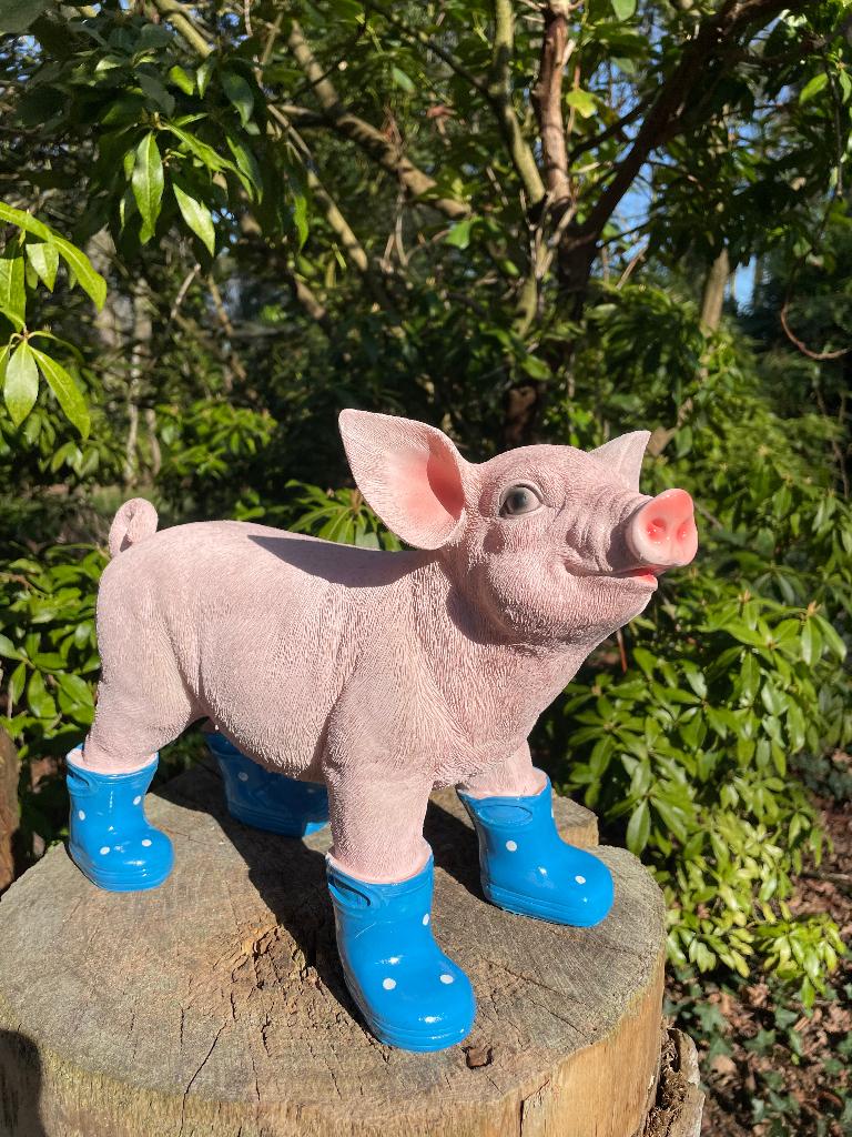 Varken laarsjes staand, Blauw, boerderij, tuin, 35cm, Tuin en Terras, Tuinbeelden, Ophalen of Verzenden, Nieuw, Kunststof, Dierenbeeld