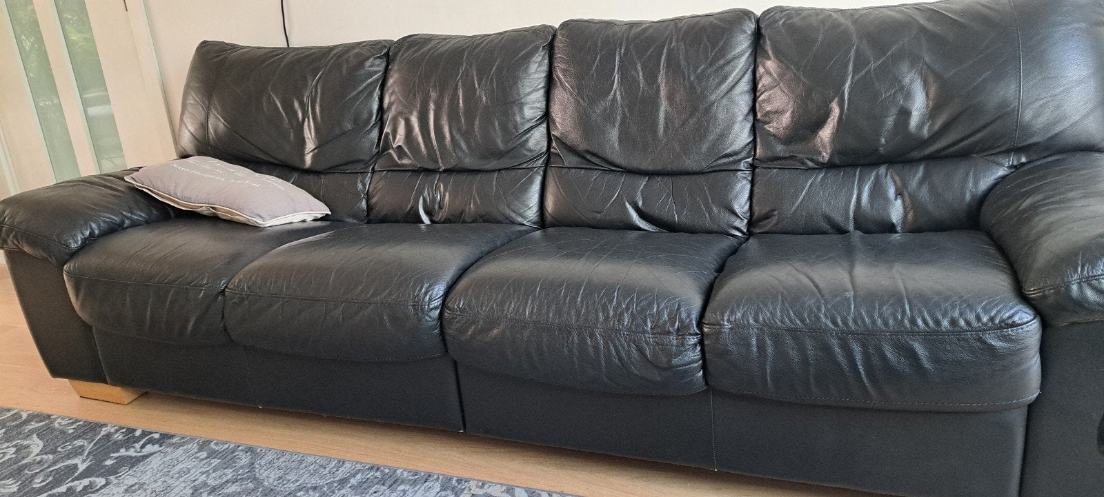 zwart leren bank 4 personen ongeveer 270 cm lang, Ophalen, 250 tot 300 cm, Gebruikt, Past in veel interieurs