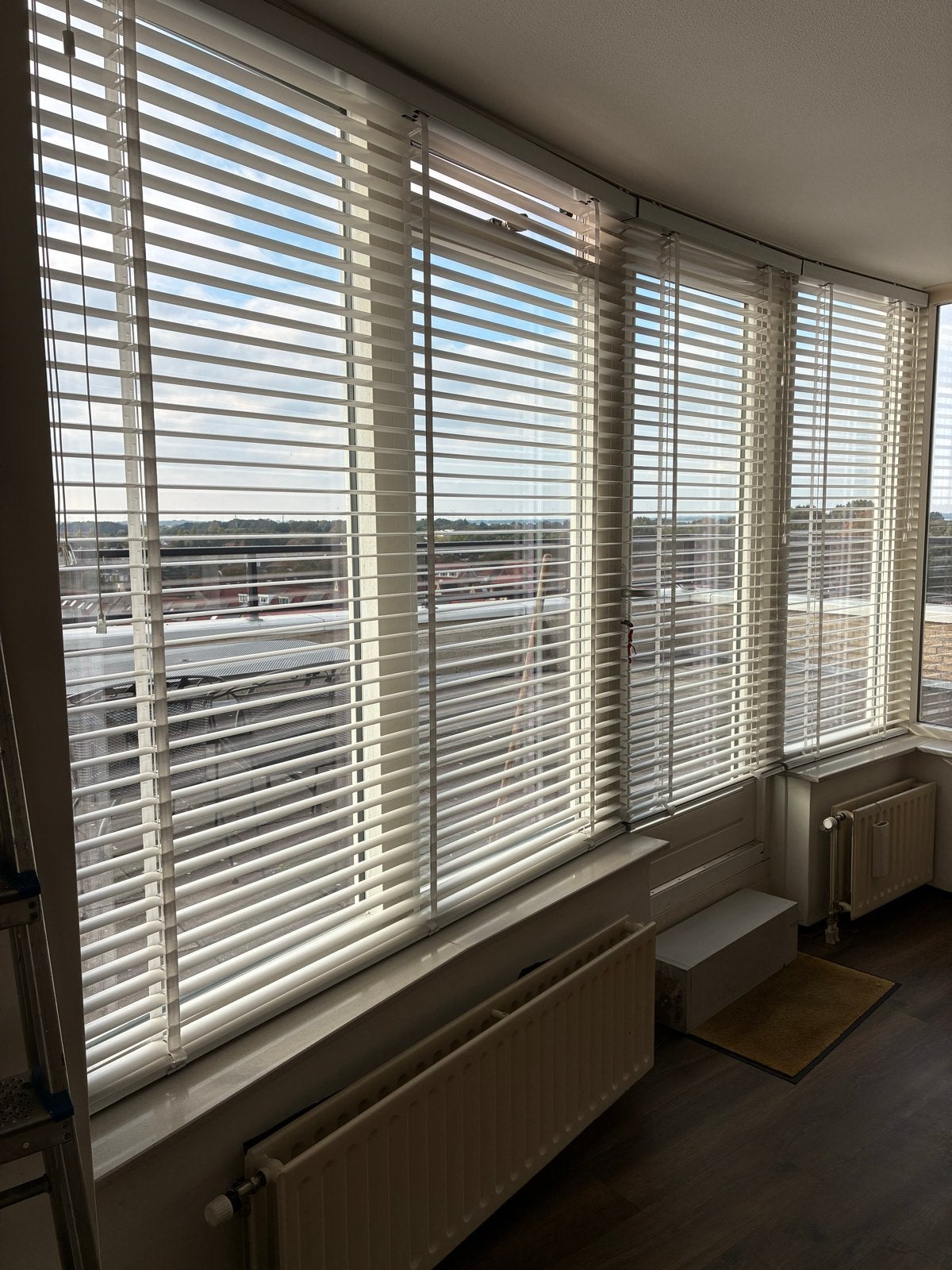 6 witte brede Luxaflex jaloezieën diverse maten, Ophalen, Jaloezie, Gebruikt, Wit