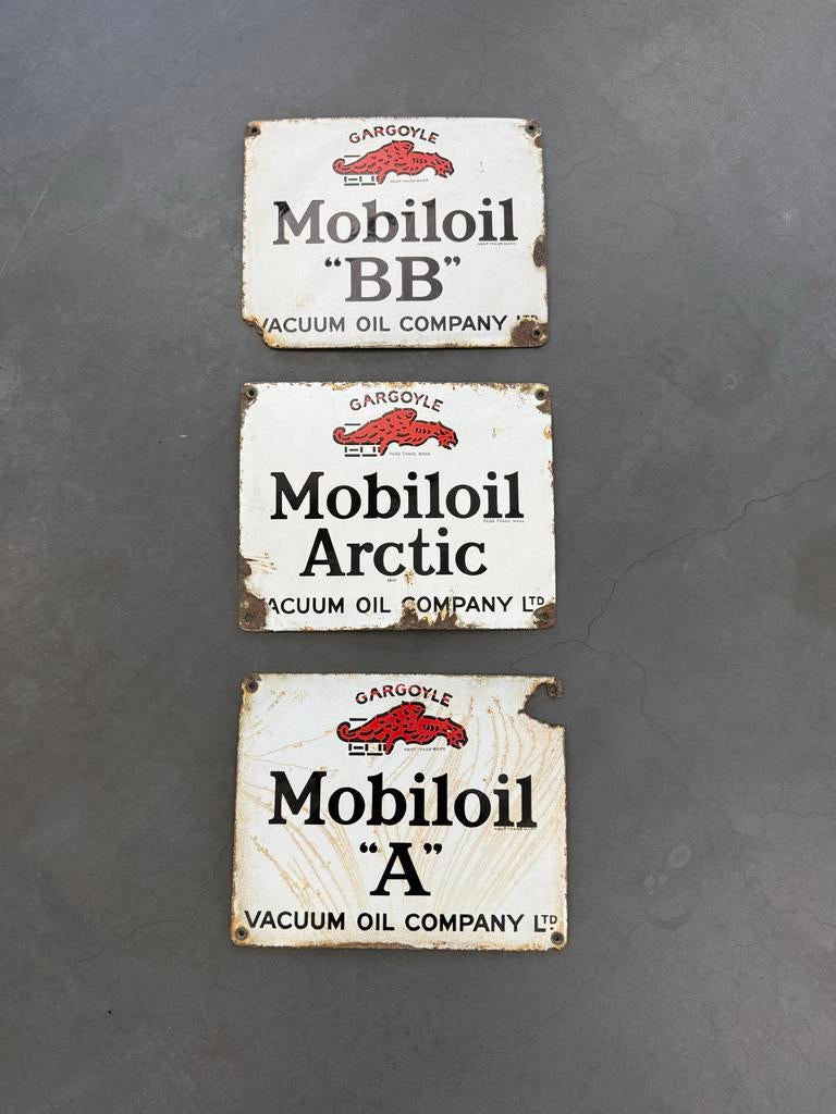 Drie oude Mobiloil emaille reclame borden, Ophalen of Verzenden, Gebruikt, Reclamebord